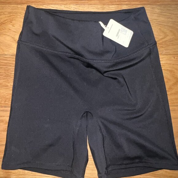 NWT Fabletics Biker Short Size Medium - Picture 3 of 3